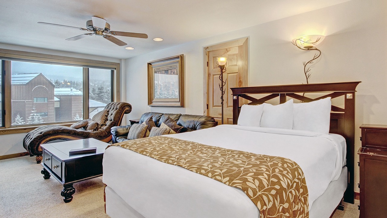 Photo of Bedroom in Peak 9