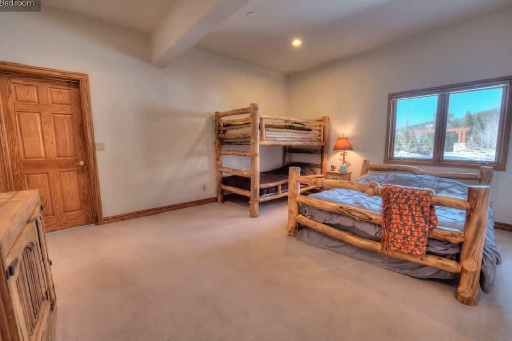 Photo of Bedroom in Forest Hills