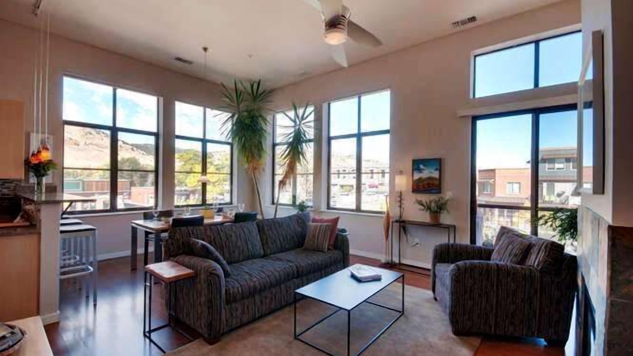 Photo of Livingroom in North Broadway - Holiday
