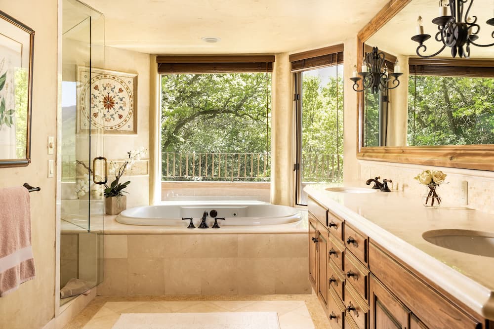 Photo of Bathroom in Red Mountain