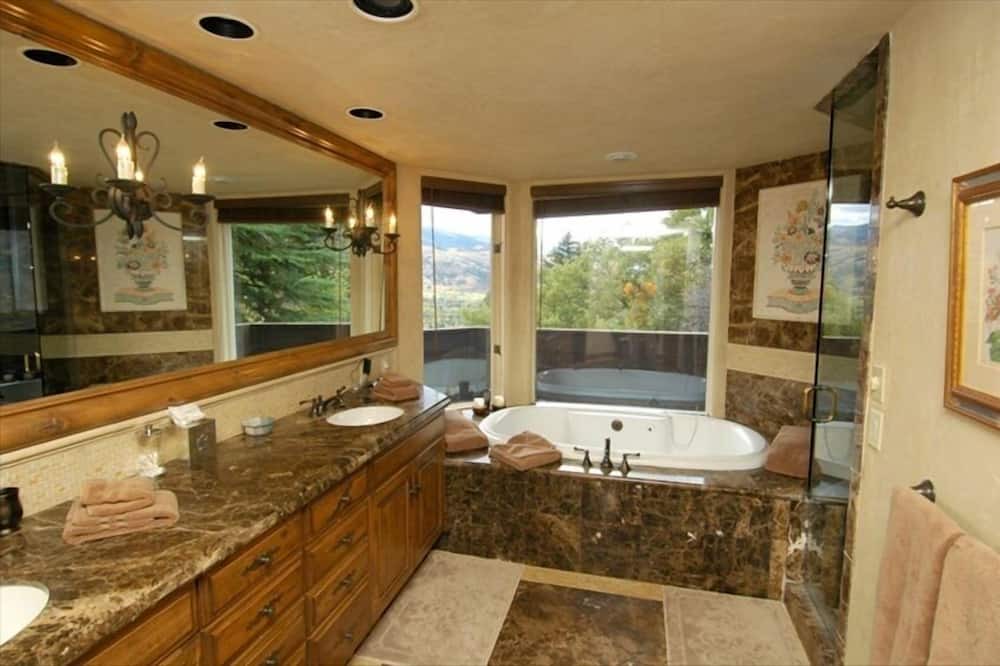 Photo of Bathroom in Red Mountain