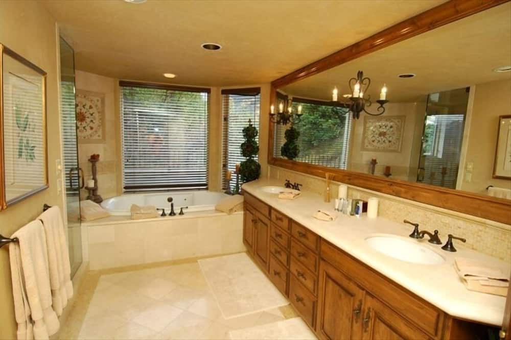 Photo of Bathroom in Red Mountain