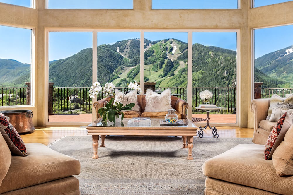 Photo of Livingroom in Red Mountain