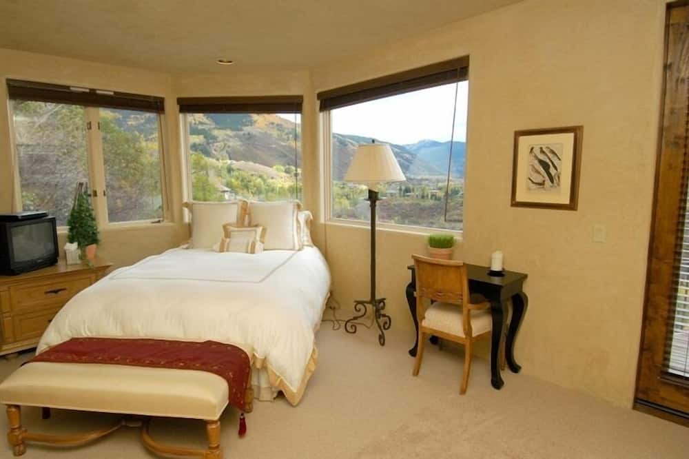 Photo of Bedroom in Red Mountain