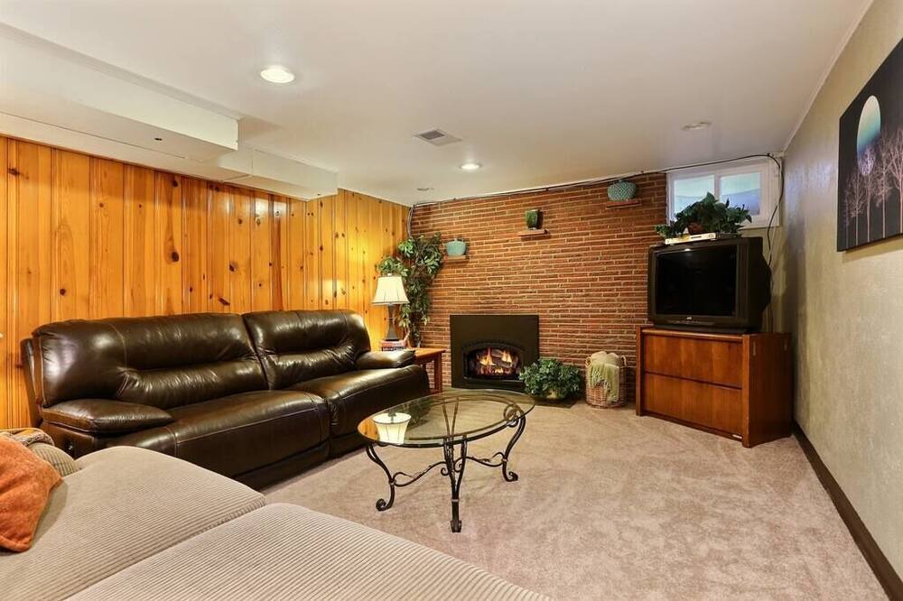 Photo of Livingroom in North Alameda