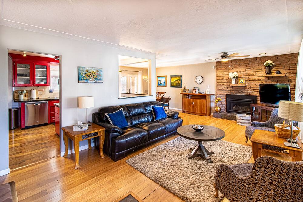 Photo of Livingroom in North Alameda