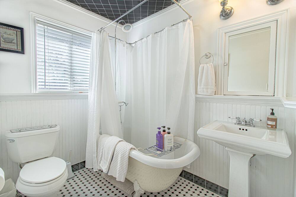 Photo of Bathroom in North Alameda