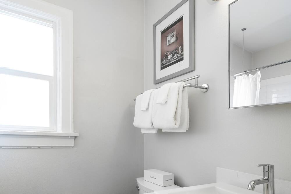 Photo of Bathroom in West Colfax