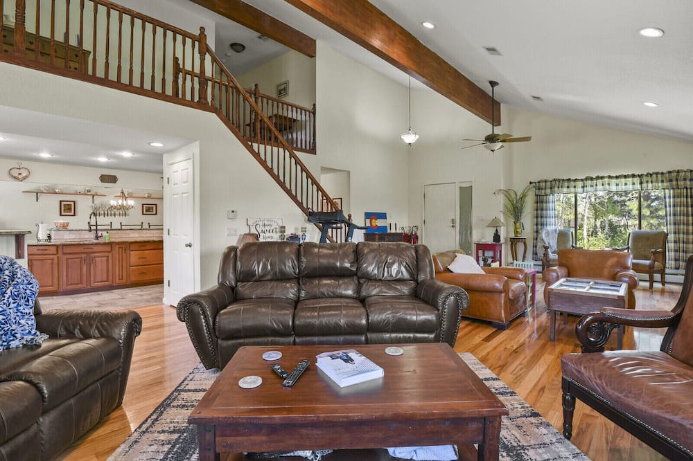 Photo of Livingroom in Grand View Estates