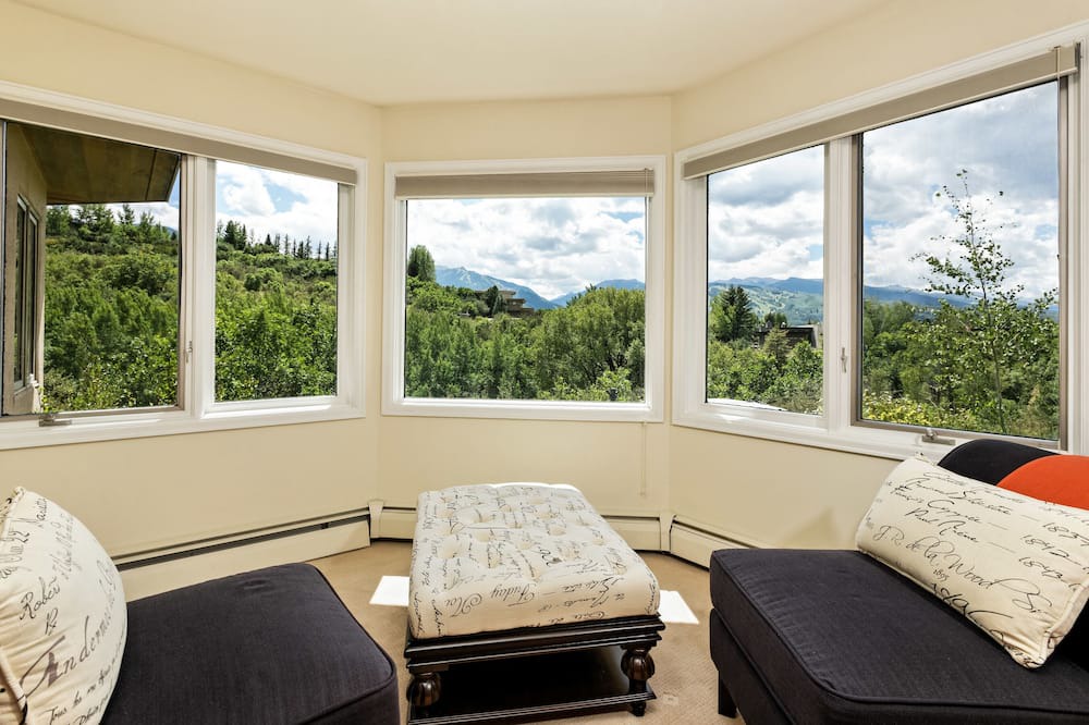Photo of Livingroom in Red Mountain
