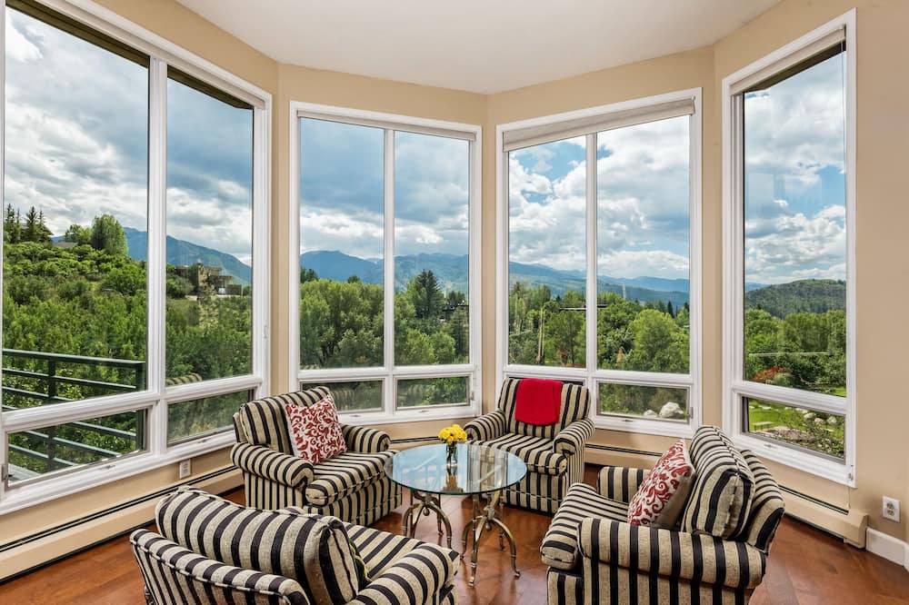 Photo of Livingroom in Red Mountain