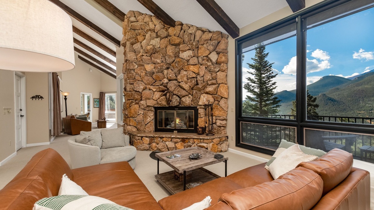 Photo of Livingroom in Windcliff Estates