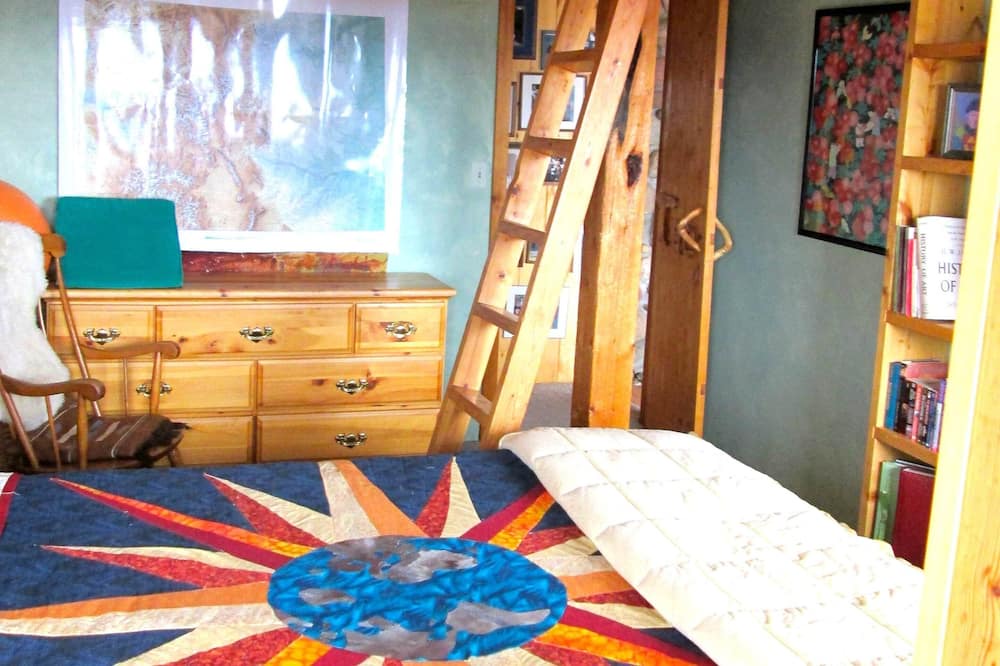 Photo of Bedroom in Missouri Heights