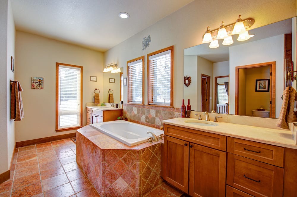 Photo of Bathroom in Quandary Village