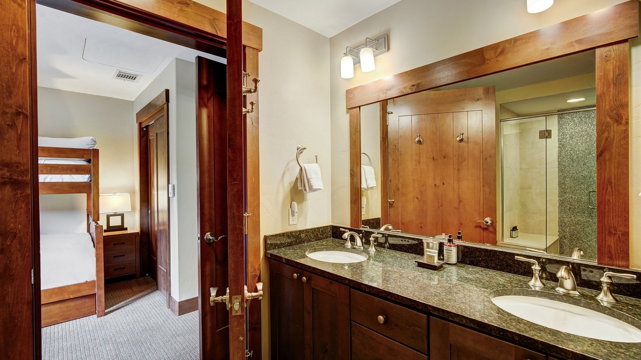 Photo of Bathroom in Peak 8