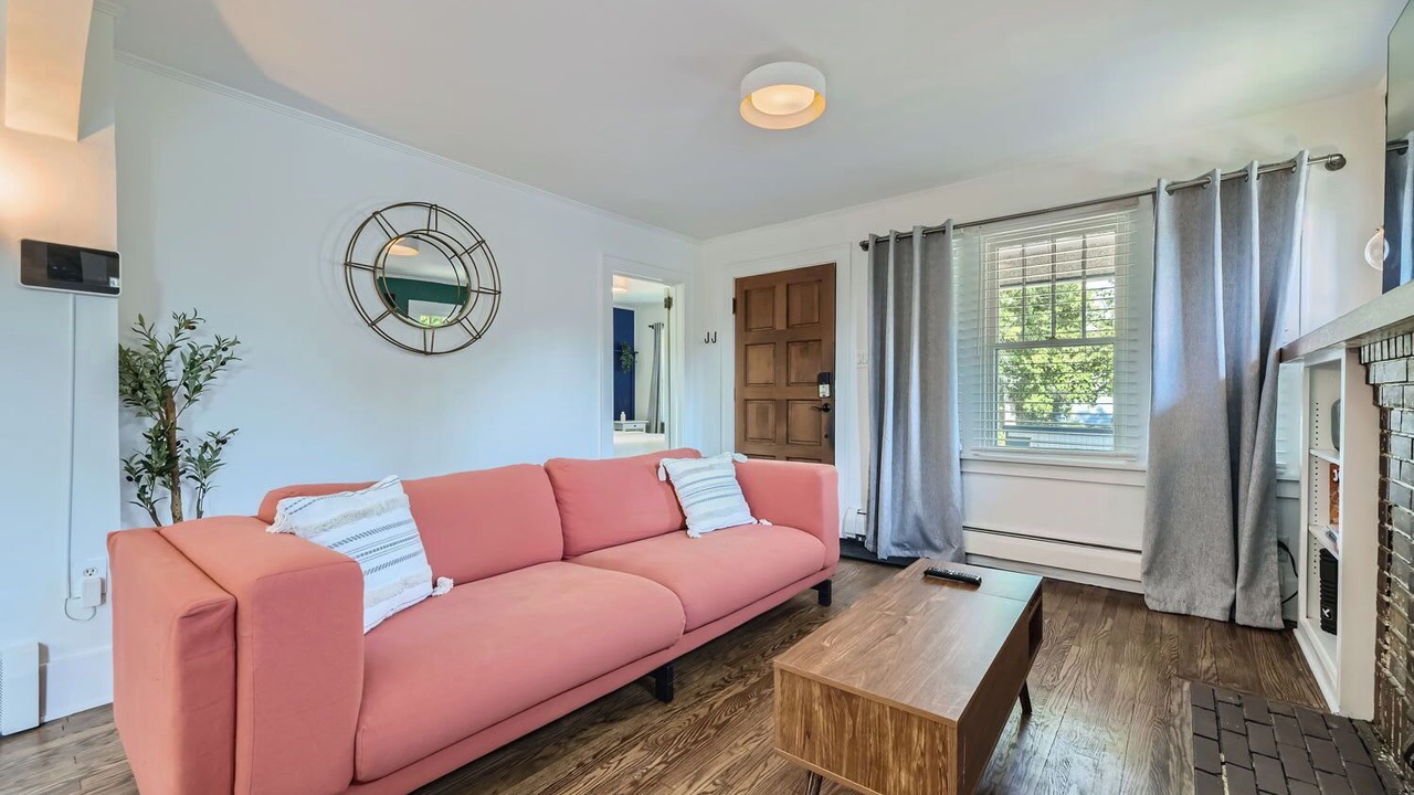 Photo of Livingroom in Edgewater