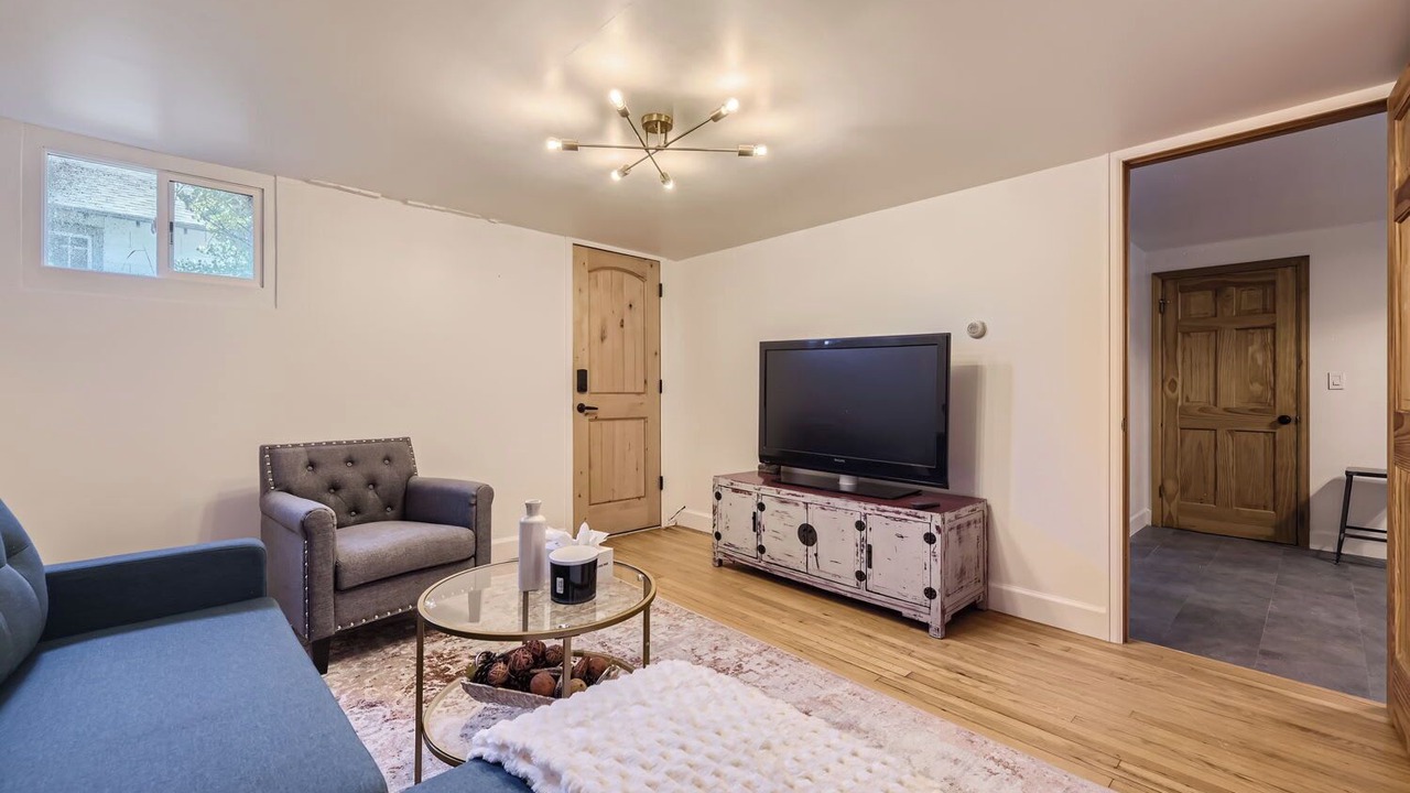 Photo of Livingroom in Edgewater