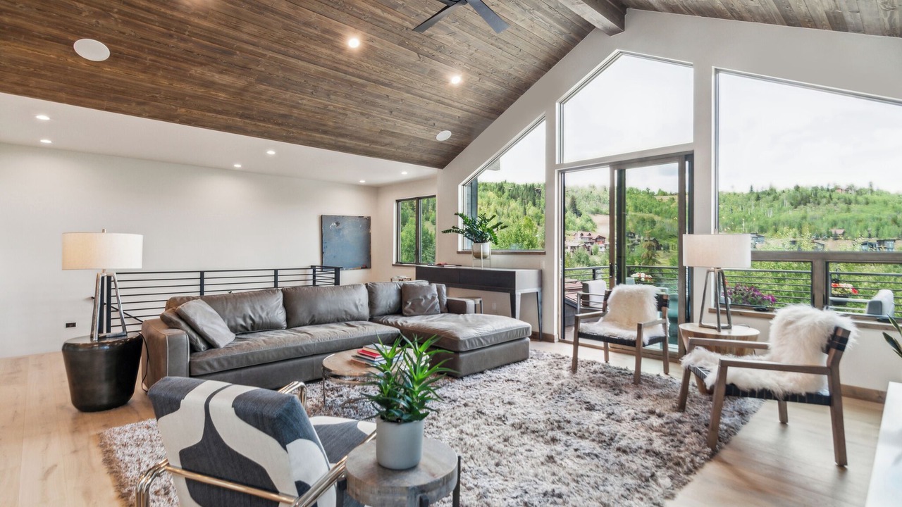 Photo of Livingroom in Three Peaks