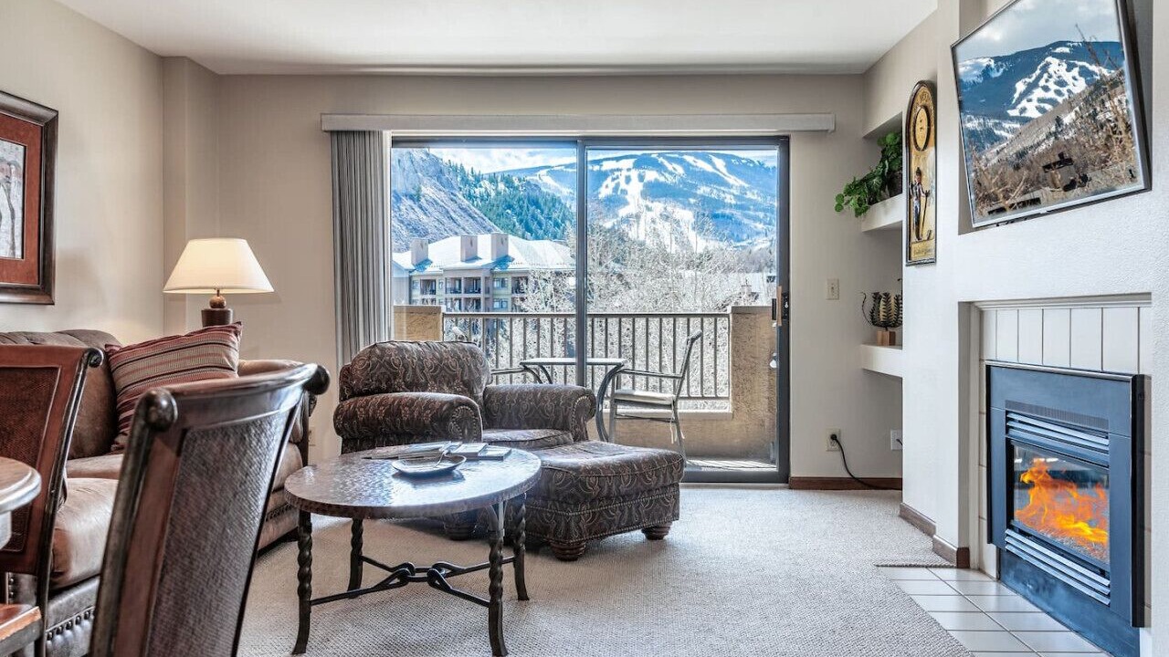 Photo of Livingroom in Avon