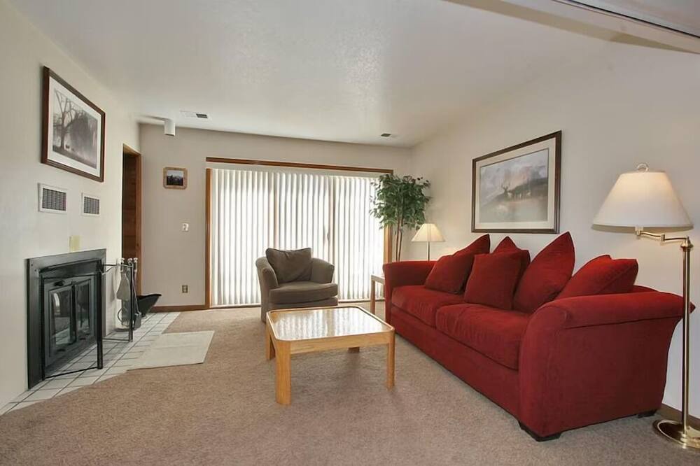 Photo of Livingroom in Summit Cove