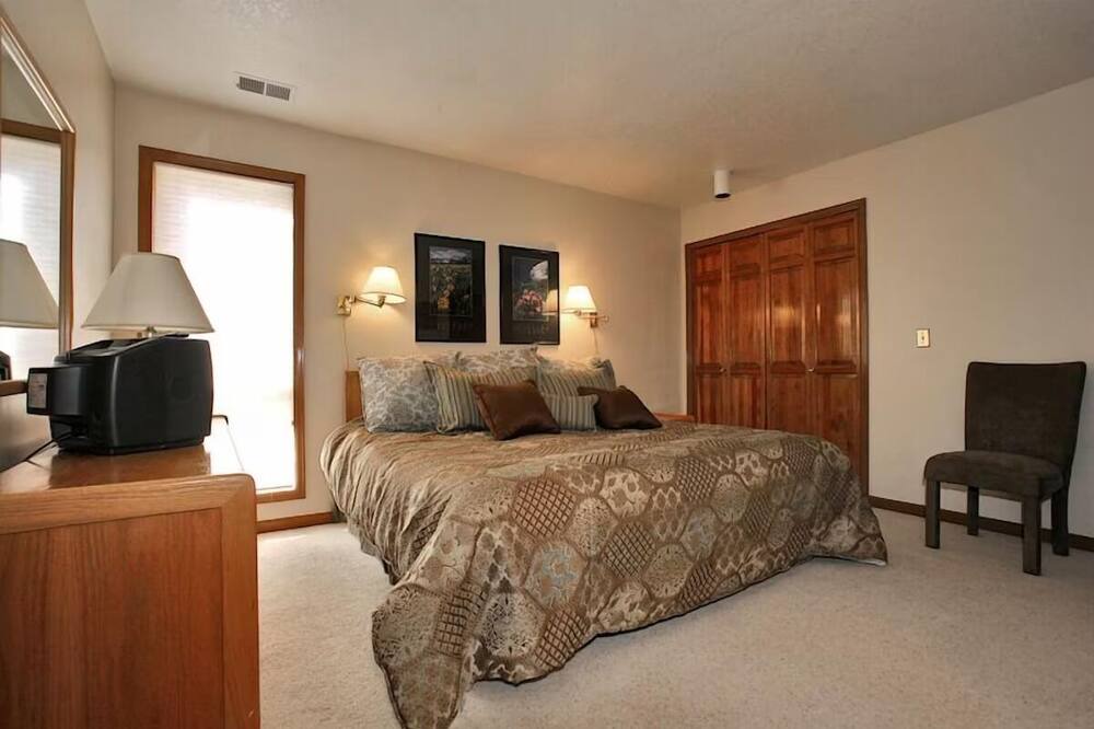 Photo of Bedroom in Summit Cove