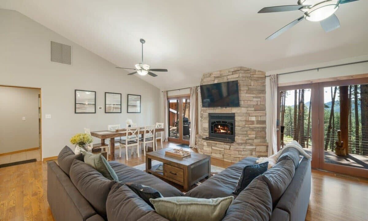Photo of Livingroom in Forest Lakes