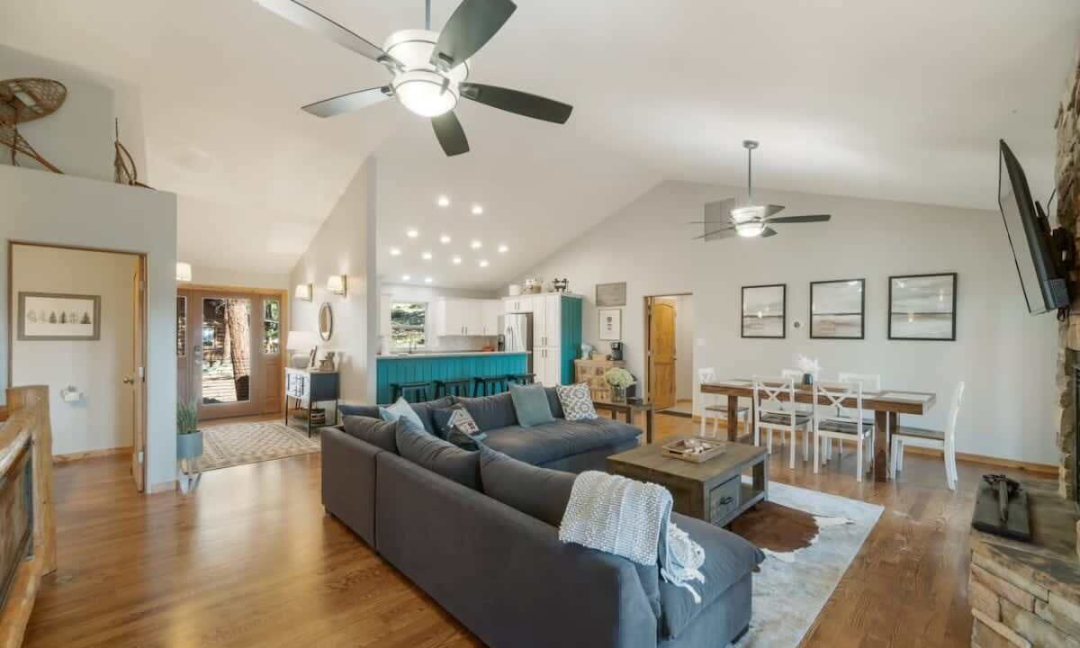 Photo of Livingroom in Forest Lakes