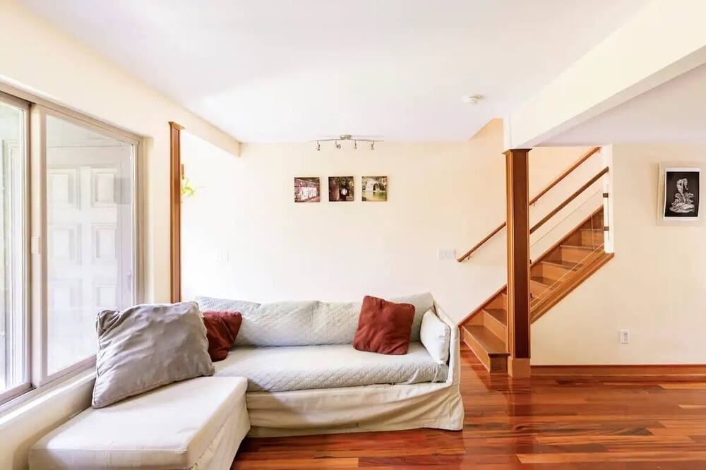 Photo of Livingroom in Glenwood Grove - North Iris