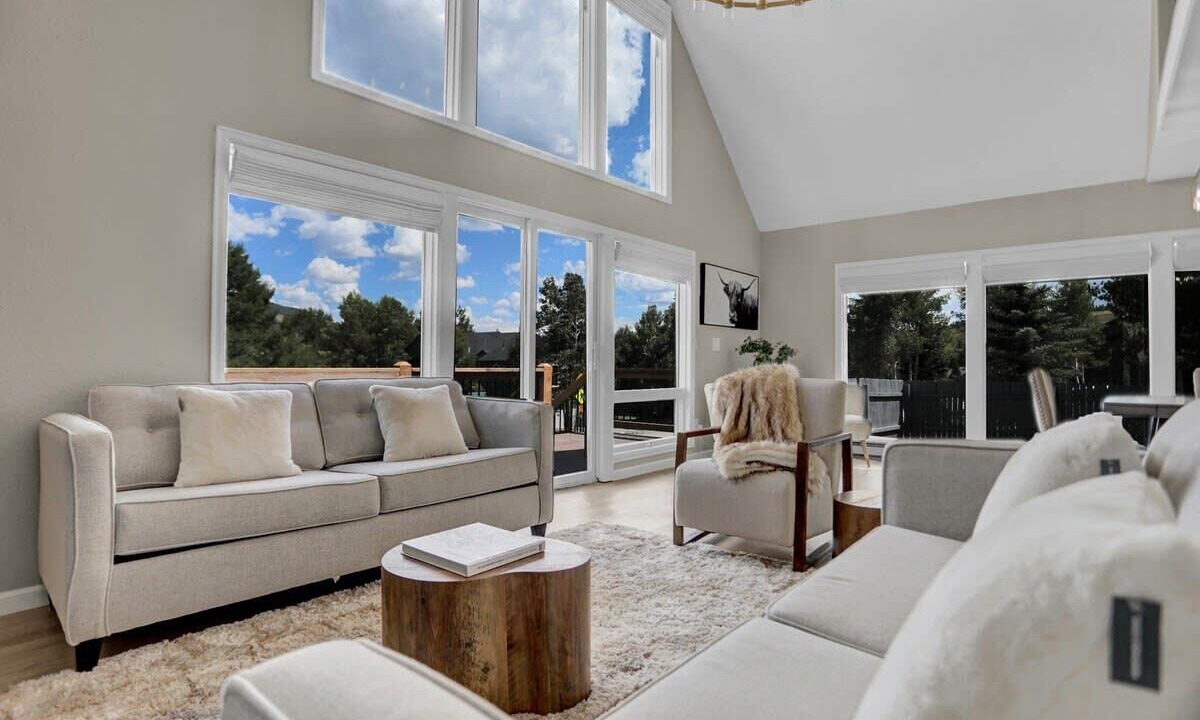 Photo of Livingroom in Willow Creek Highlands