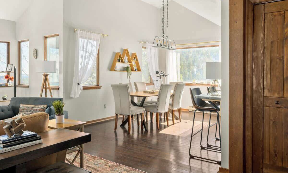 Photo of Livingroom in Evergreen