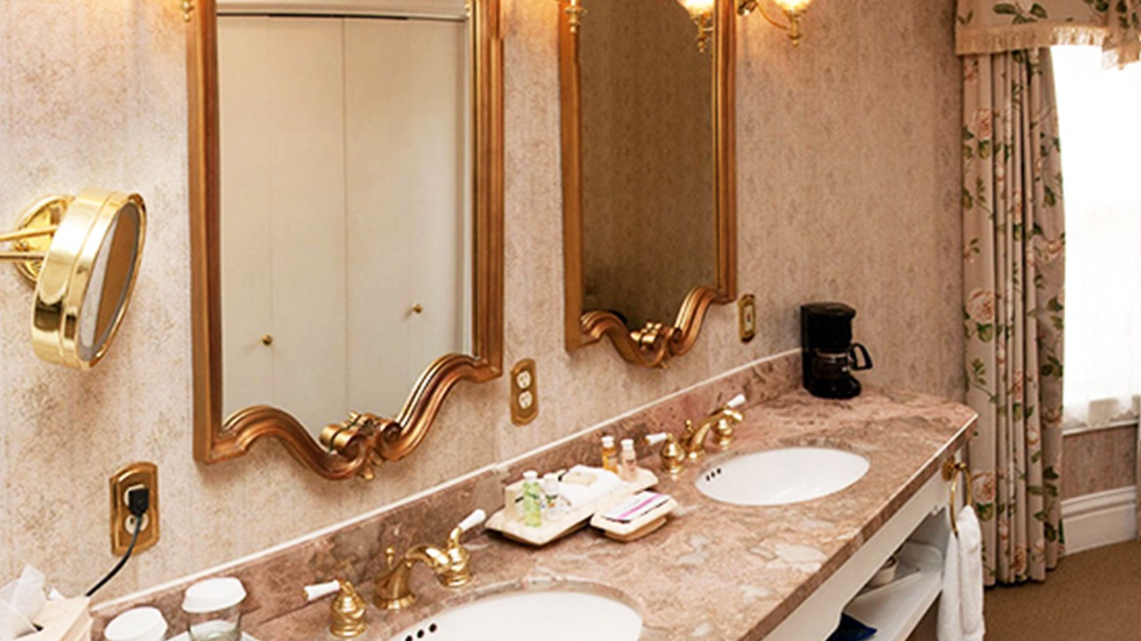 Photo of Bathroom in Manitou Springs Historic District