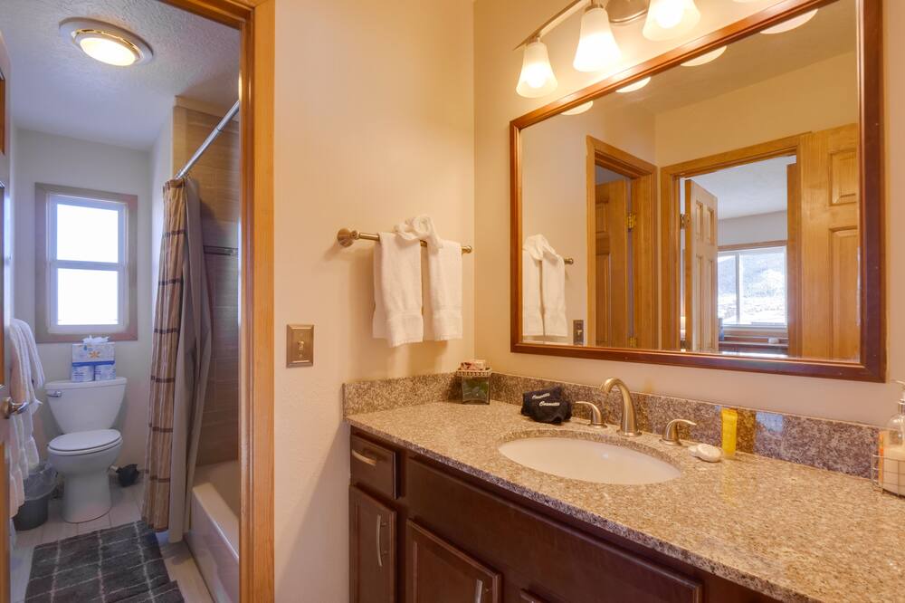 Photo of Bathroom in Summit Cove