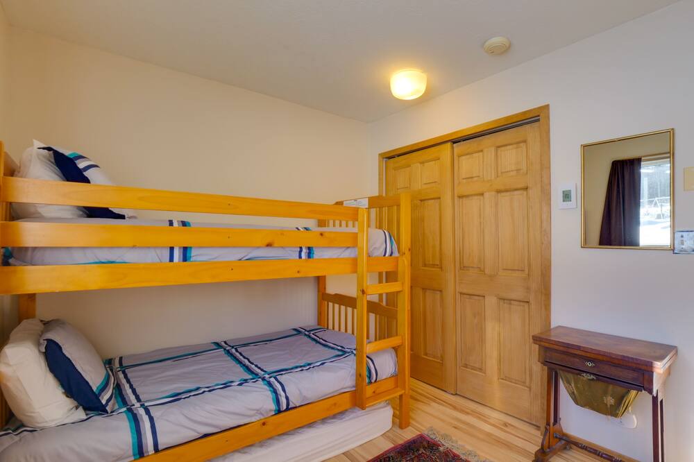 Photo of Bedroom in Summit Cove
