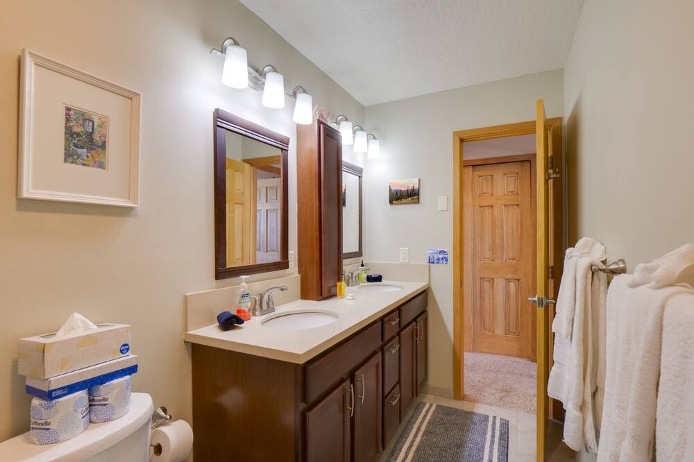 Photo of Bathroom in Summit Cove