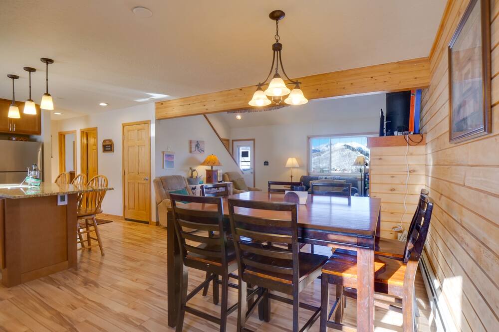 Photo of Livingroom in Summit Cove