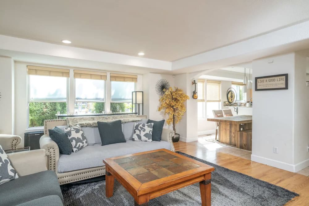 Photo of Livingroom in Curtis Park