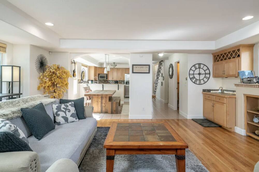 Photo of Livingroom in Curtis Park