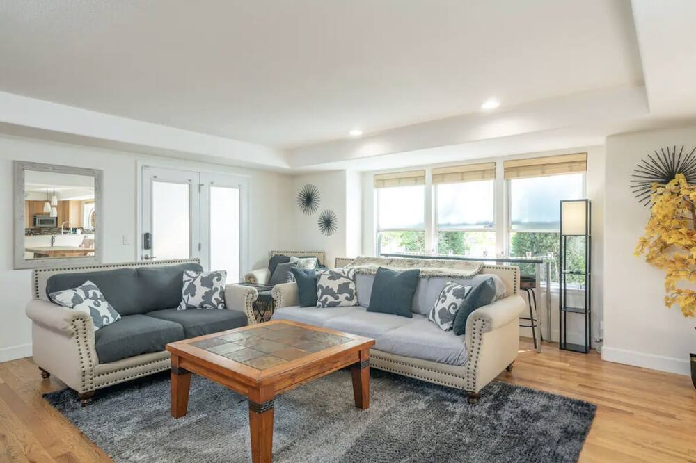 Photo of Livingroom in Curtis Park