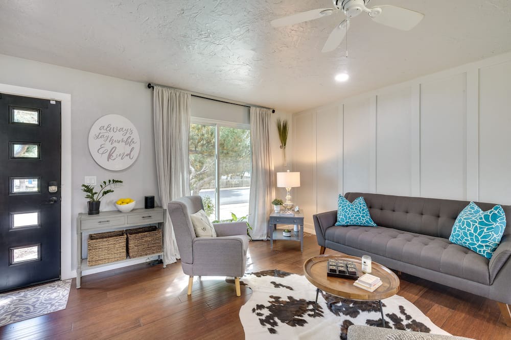 Photo of Livingroom in Troutman Park