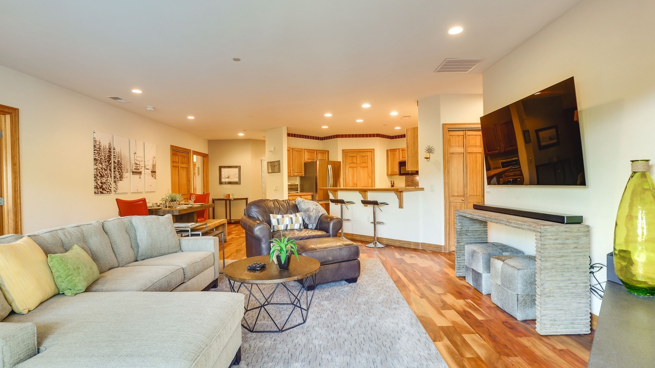 Photo of Livingroom in Edwards