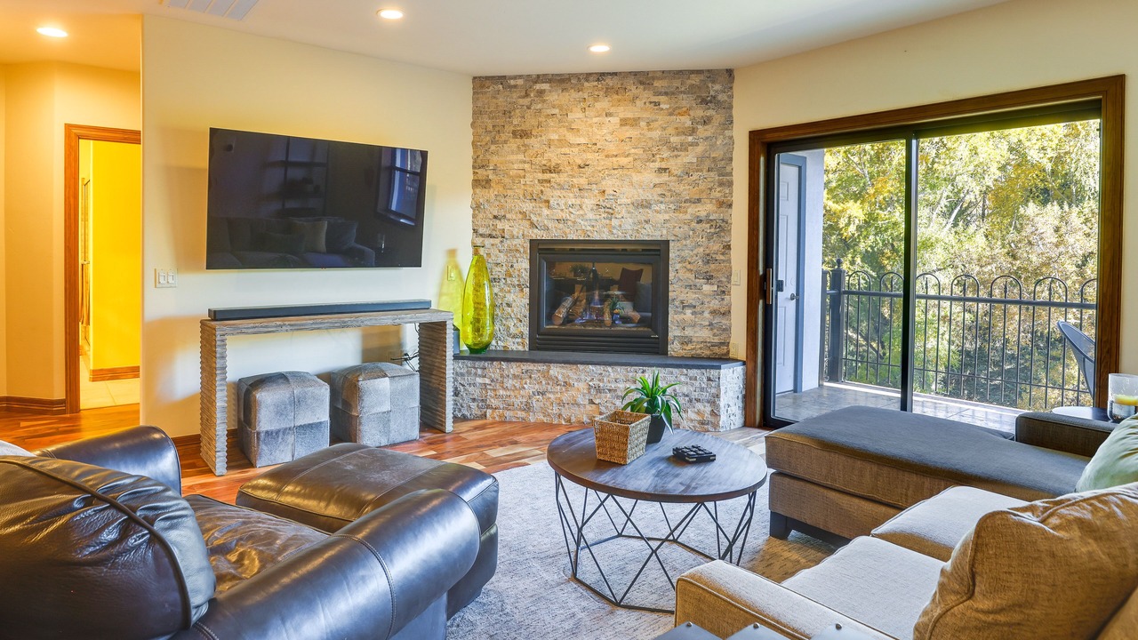 Photo of Livingroom in Edwards