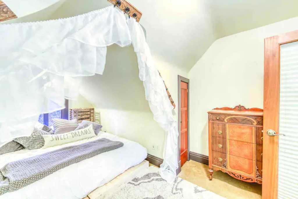 Photo of Bedroom in Delta