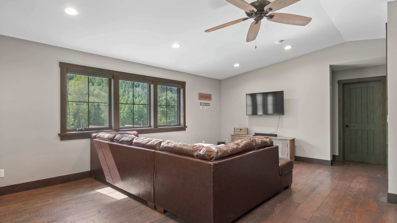 Photo of Livingroom in Three Peaks