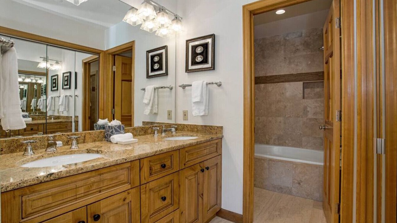 Photo of Bathroom in Highlands Townhomes