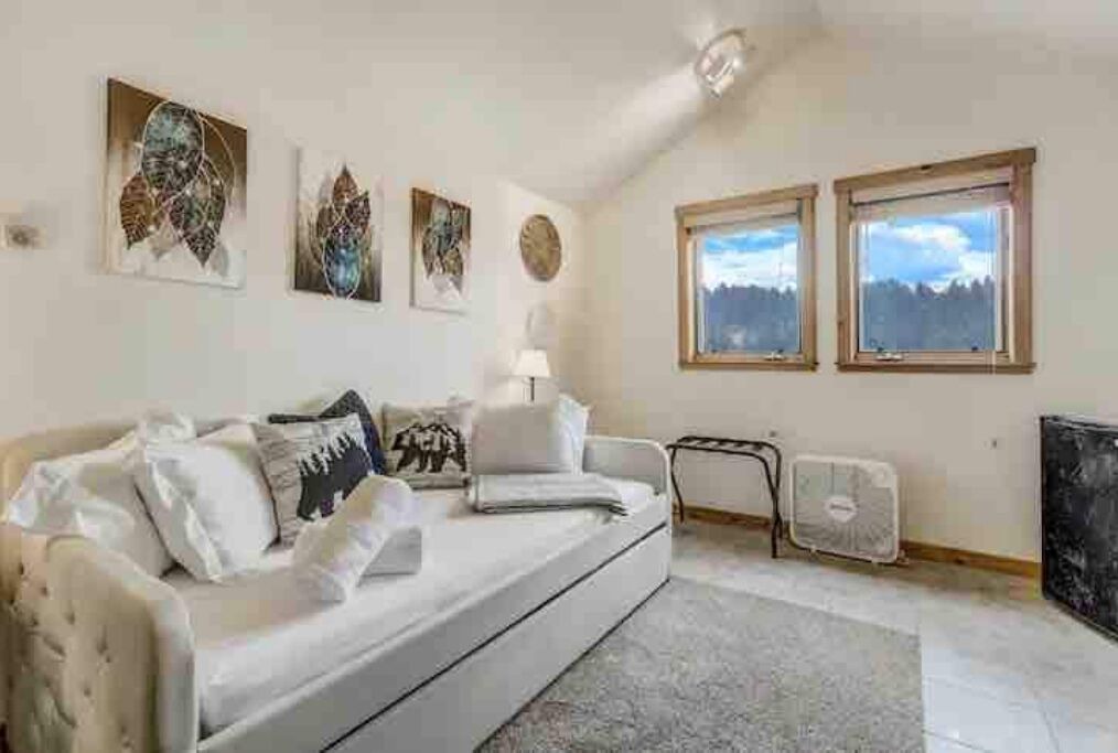 Photo of Livingroom in Divide