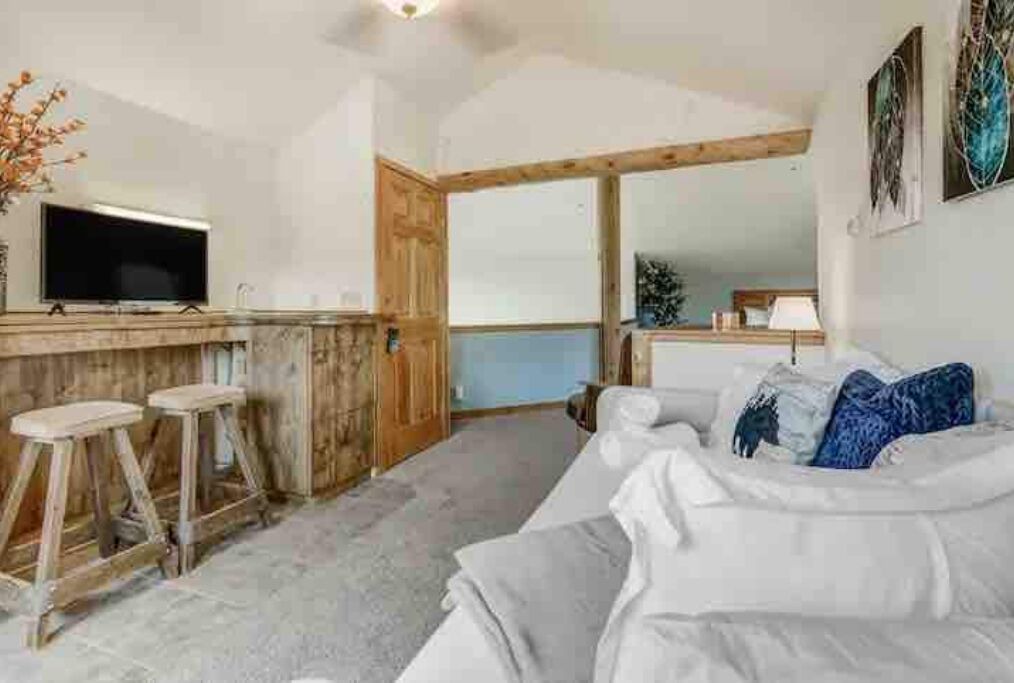 Photo of Livingroom in Divide