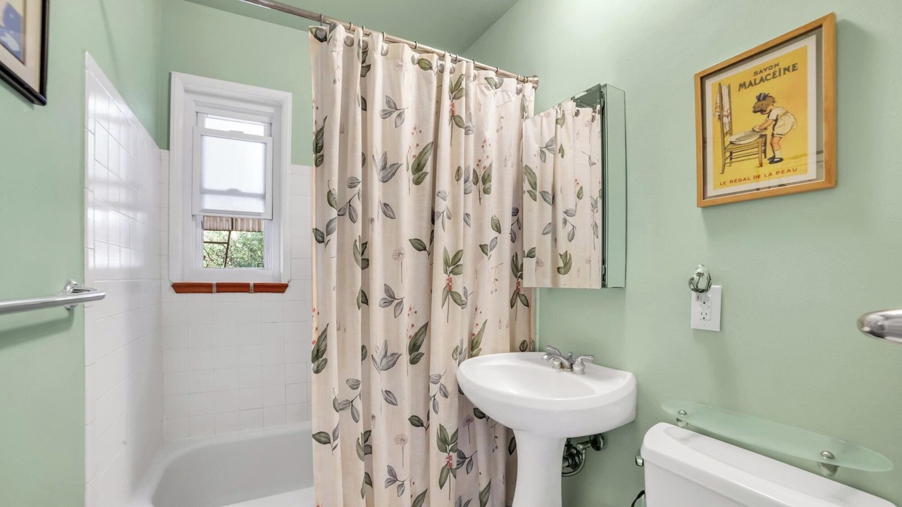 Photo of Bathroom in Athmar Park