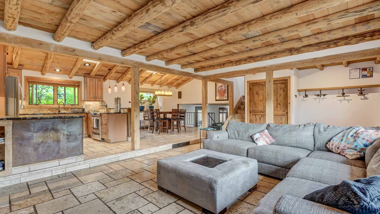 Photo of Livingroom in Pleasant Valley