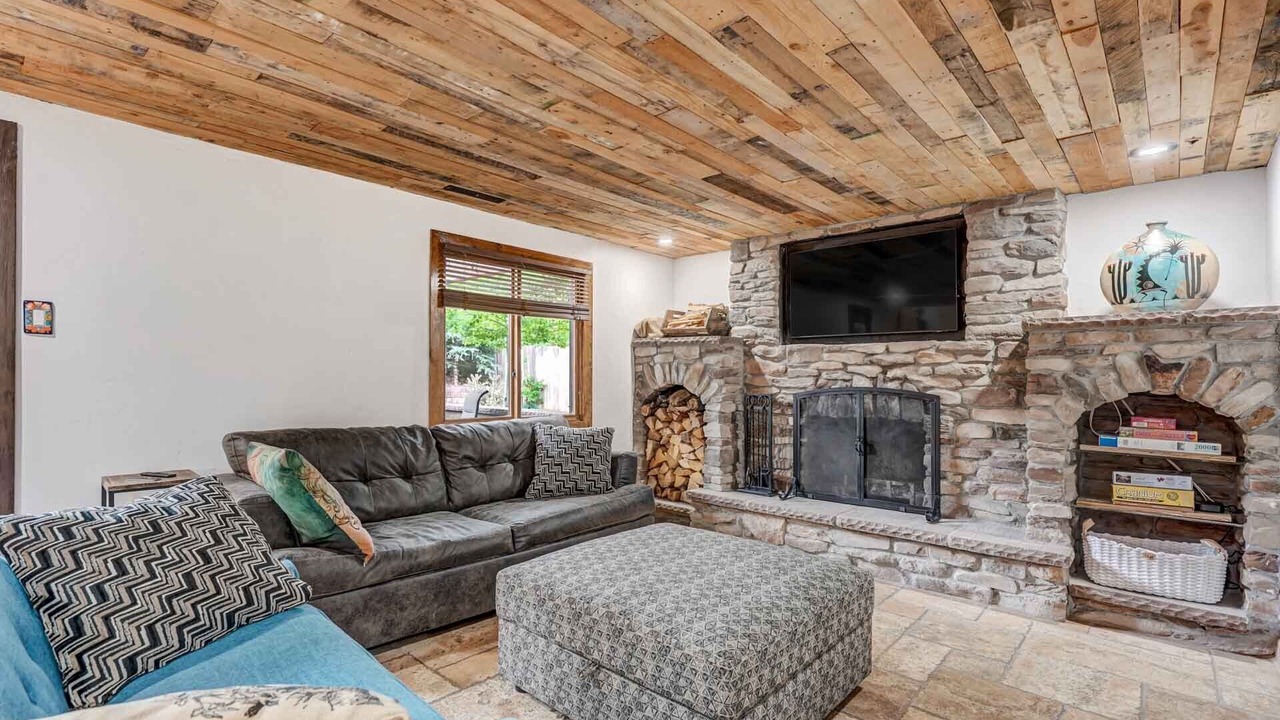 Photo of Livingroom in Pleasant Valley