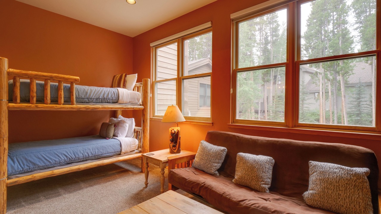 Photo of Livingroom in Warrior's Mark West